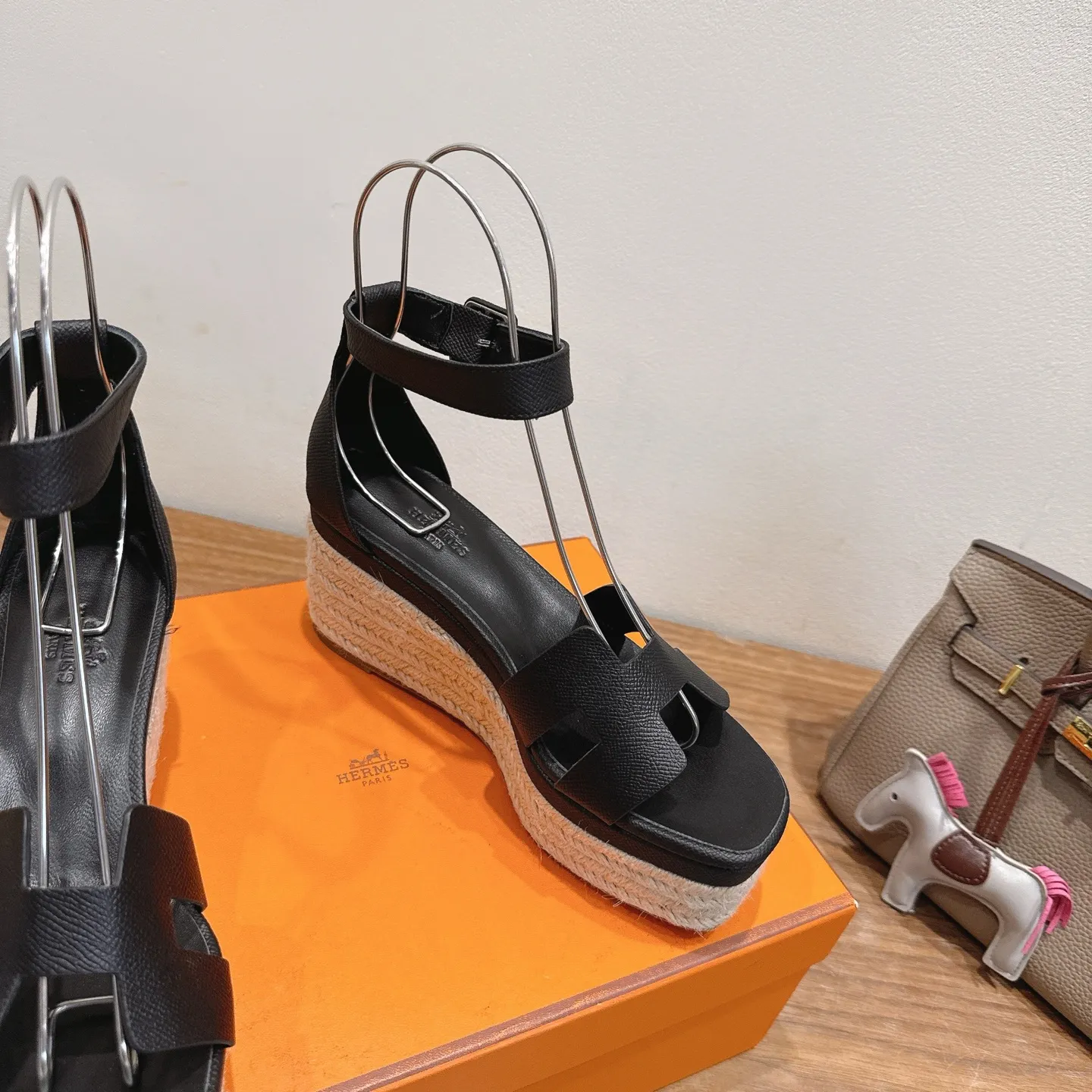 👟👟Ex-factory price 720👟👟 Hermes... a Eclair 2025 new color + popular series, the version is super positive, with a certain thickness, which makes the legs longer! Breathable, comfortable calfskin, spring and summer color matching, this item is both beautiful and comfortable! Channel supply code size: 35-39 can be ordered as 40.41 with airplane box ➕20